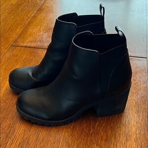 DIRTY LAUNDRY Black Ankle Boots EUC